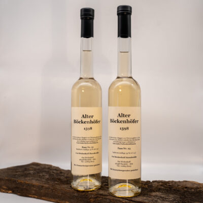 Zwei Flaschen Alter Böckenhöfer 1598, Fass Nr. 21 und 23, mit goldgelbem Kornbrand